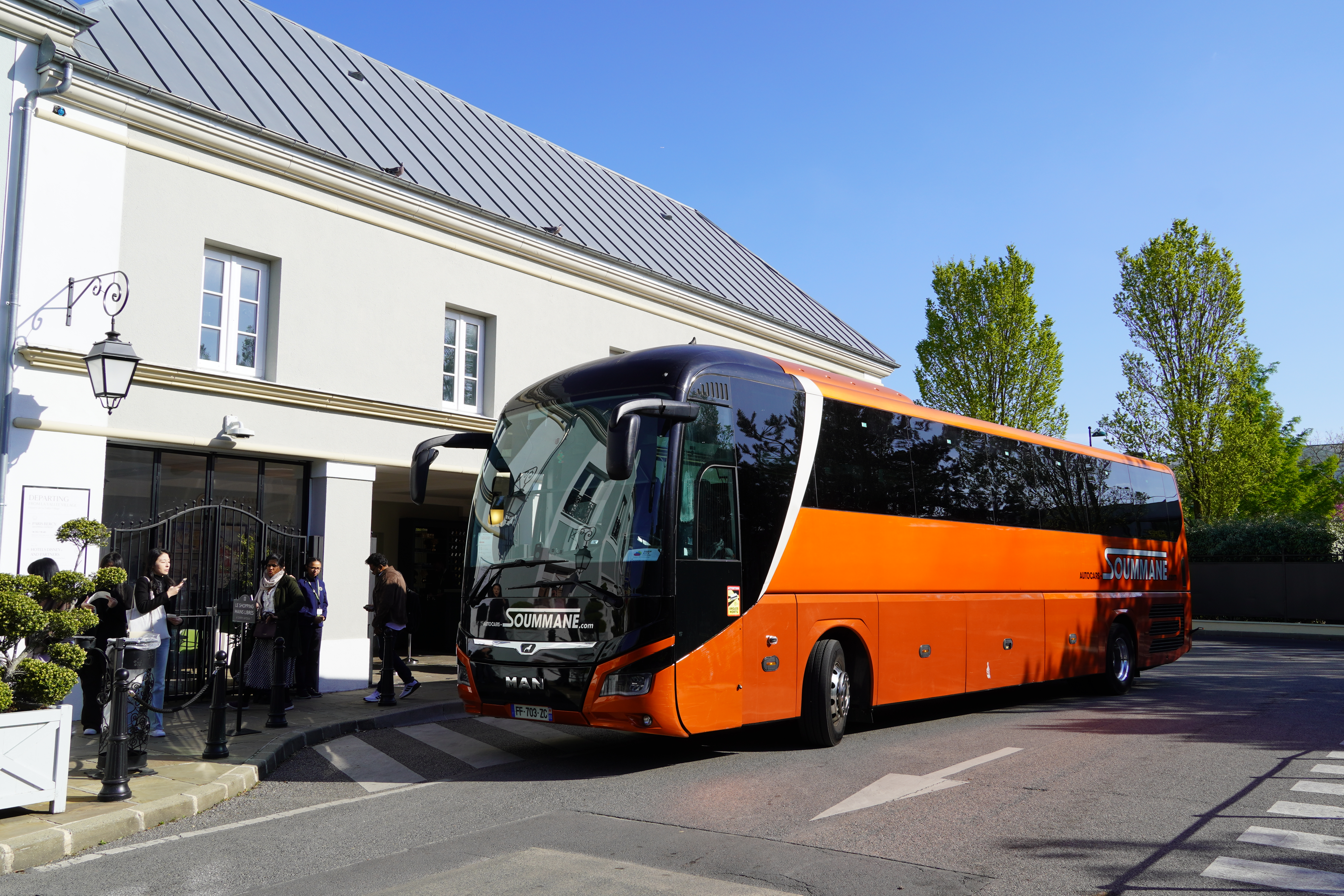 la vallee village bus