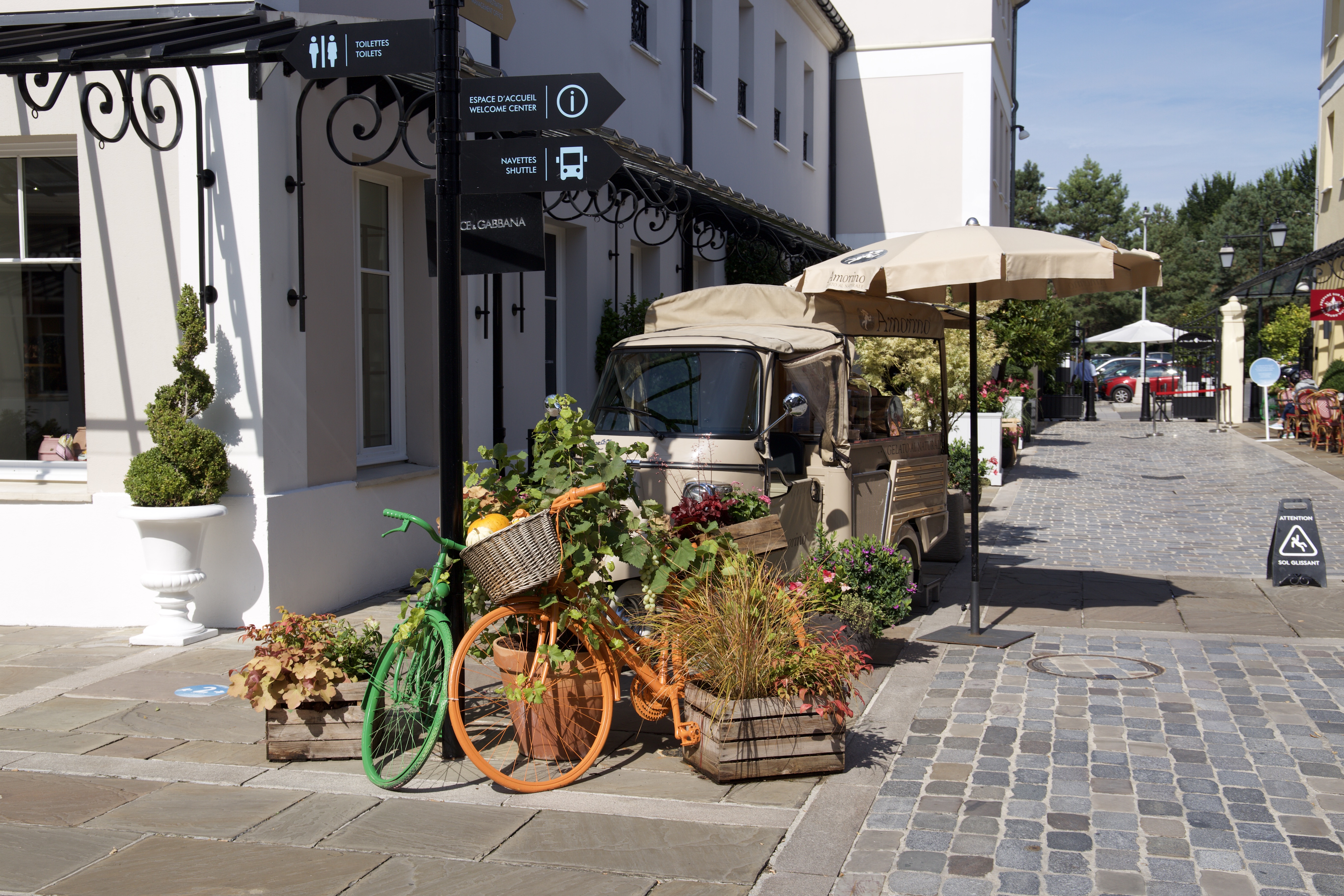 La vallee village shopping