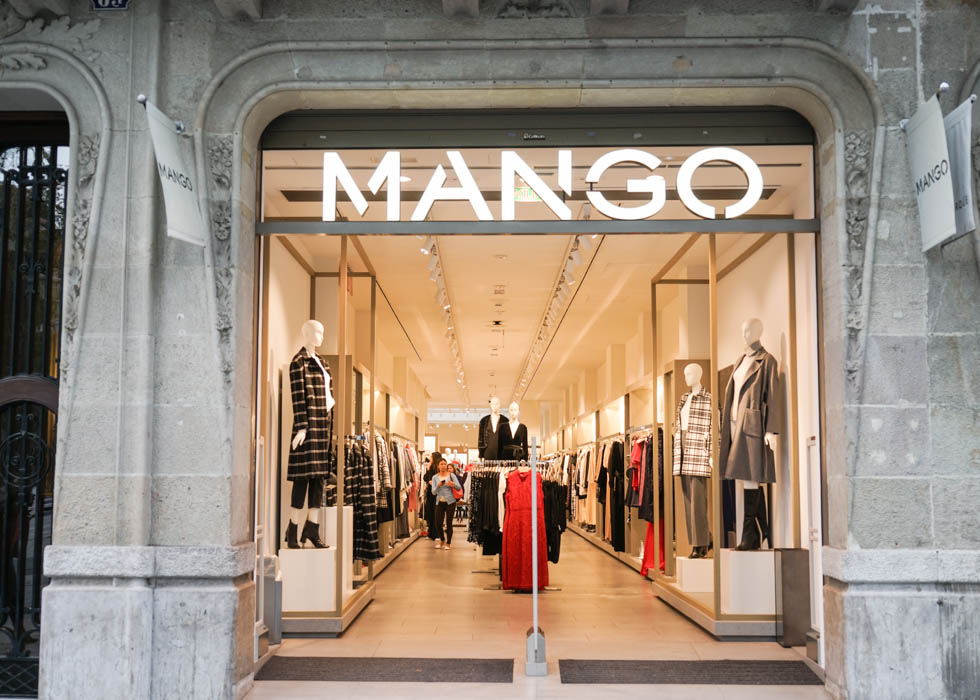 Outlet адреса. Манго магазин Барселона. Манго аутлет. Борн аутлет Барселона. Mango teen бутик в Барселоне.