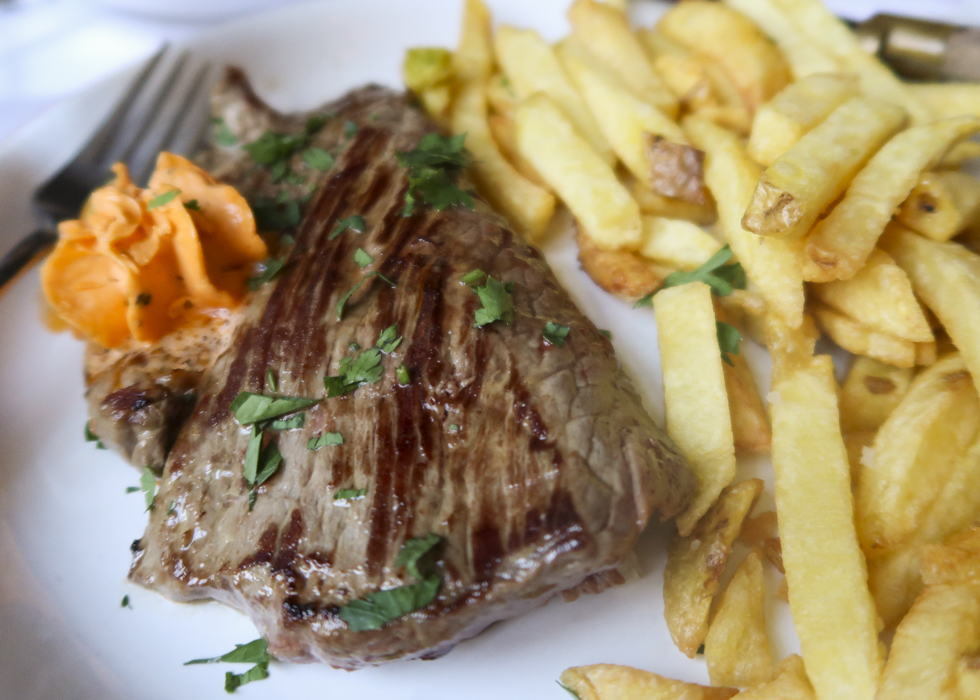 Steak and chips with oregano butter อาหารฝรั่งเศส