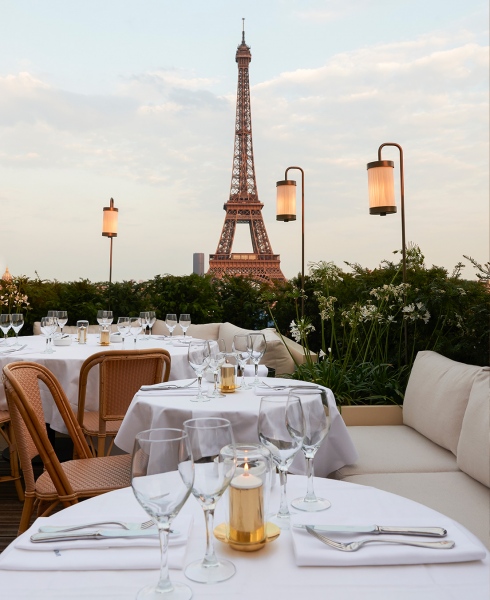 trendy and luxurious restaurant in Paris
