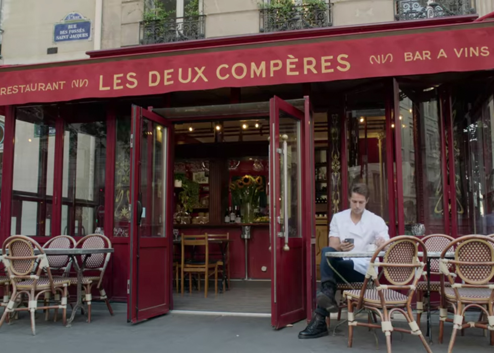 Les deux compères nhà hàng trong Emily in Paris
