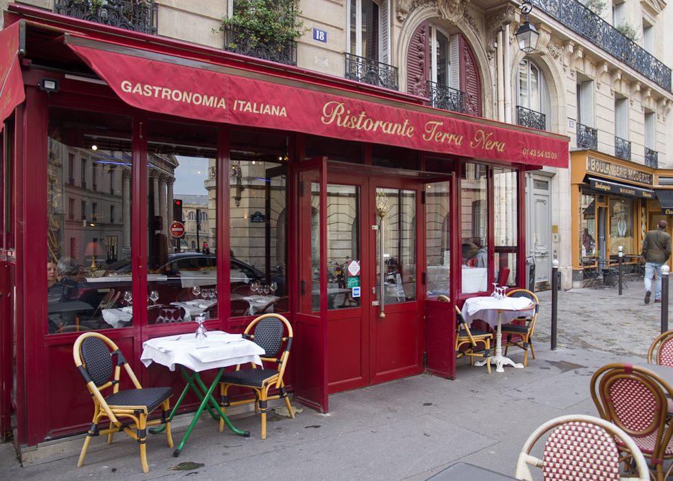 エミリーパリへ行く レストラン  ロケ地 カルチエラタン Emily in Paris