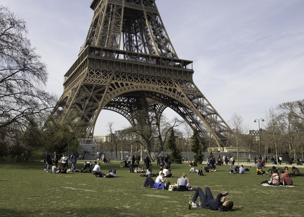 french picnic Eiffel tower surroundings champs de mars 