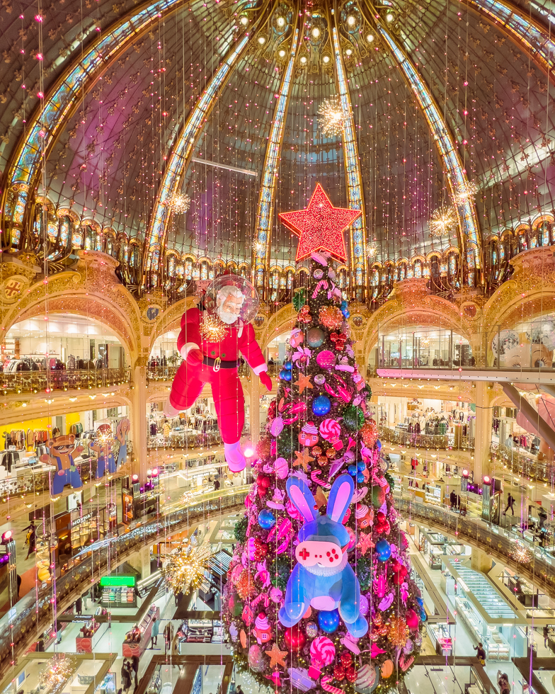 Galeries Lafayette cây thông Noel ở Paris