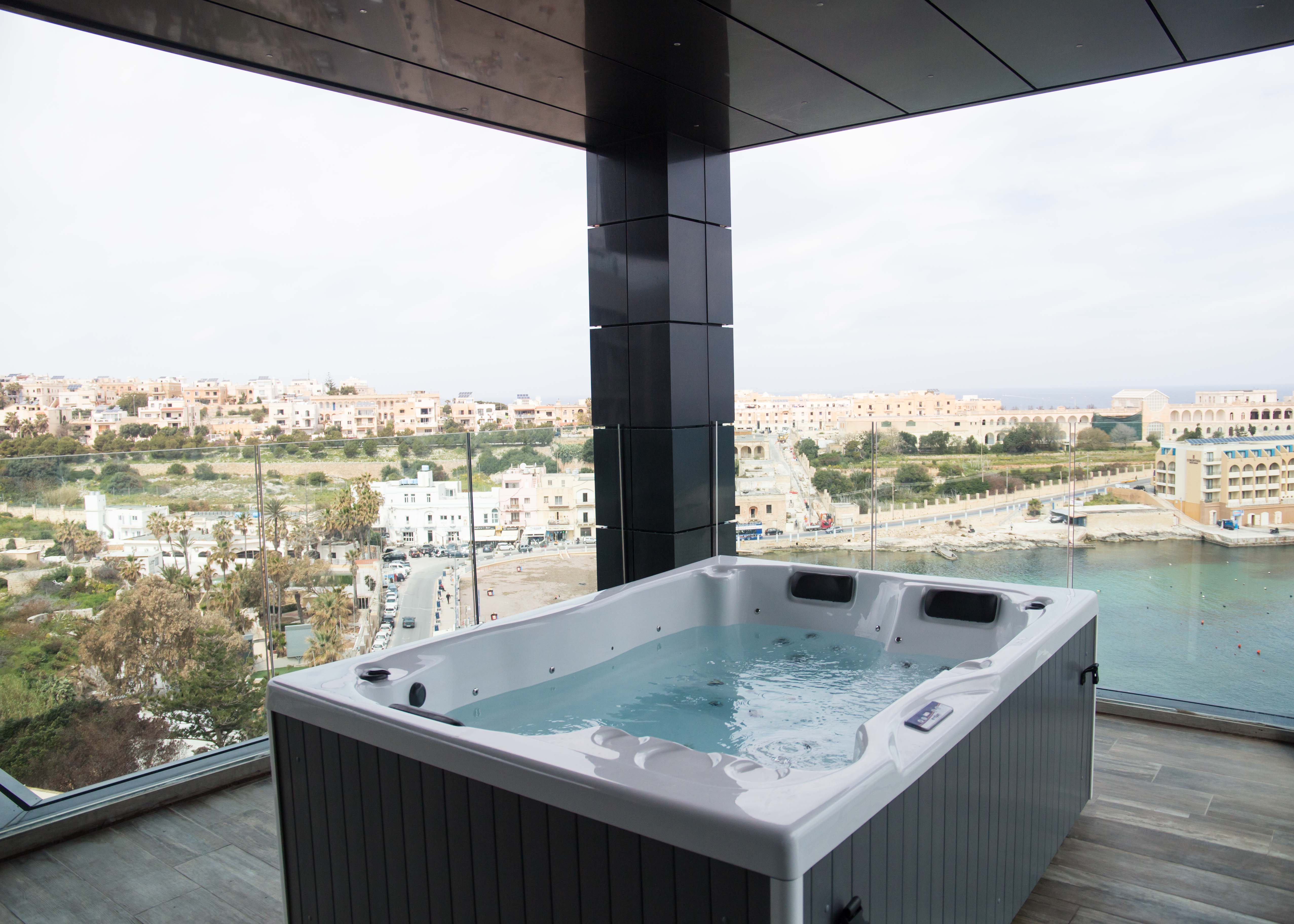 Hotel with jacuzzi facility, H Hotel