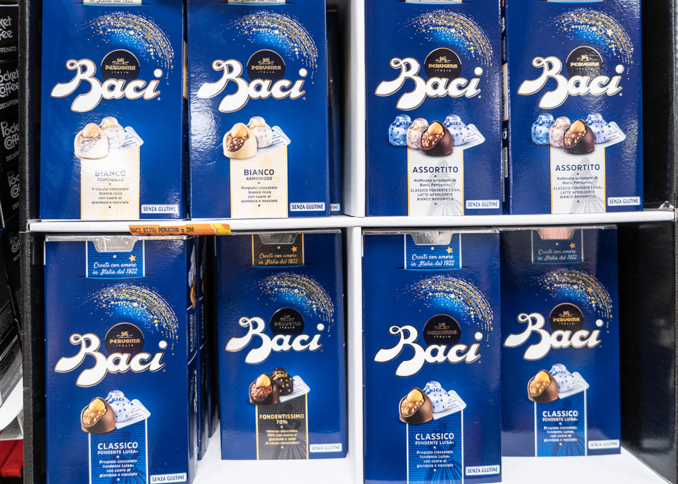 Mua gì ở siêu thị ớ Ý : BACI CHOCOLATE