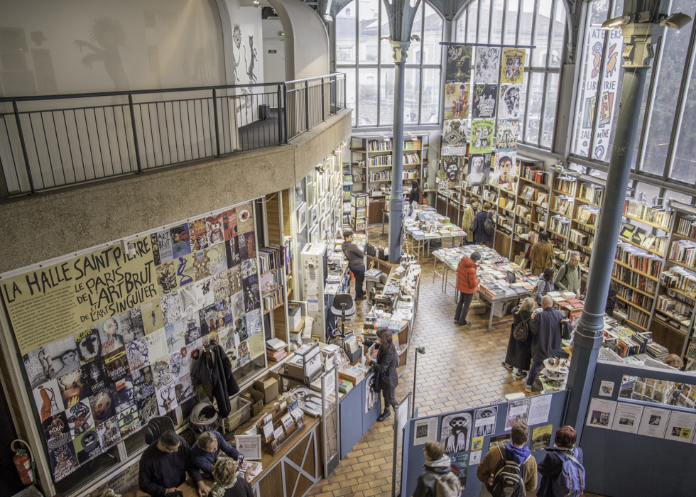 HALLE SAINT PIERRE PARIS ร้านขายหนังสือ สถานที่จัดแสดงงานศิลปะในปารีส