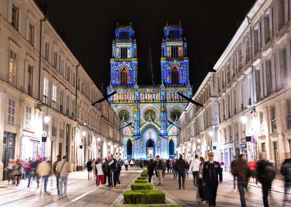 The saint-croix cathedral at night