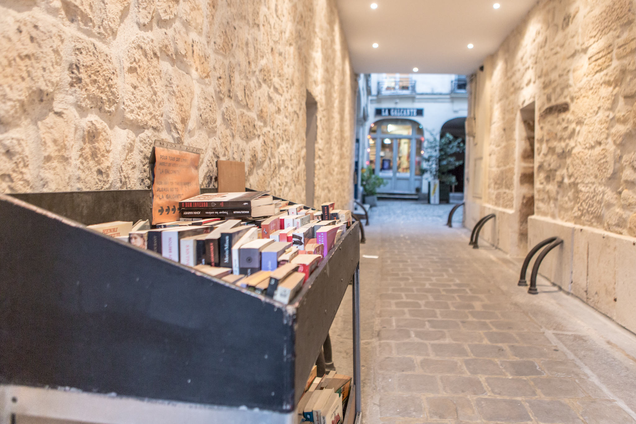 ร้านหนังสือเก่าในปารีส ประเทศฝรั่งเศส
