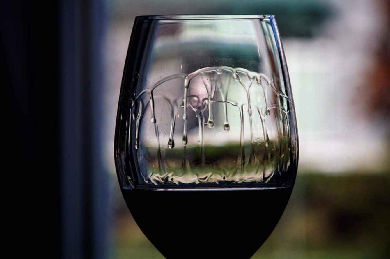 wine tears legs meaning